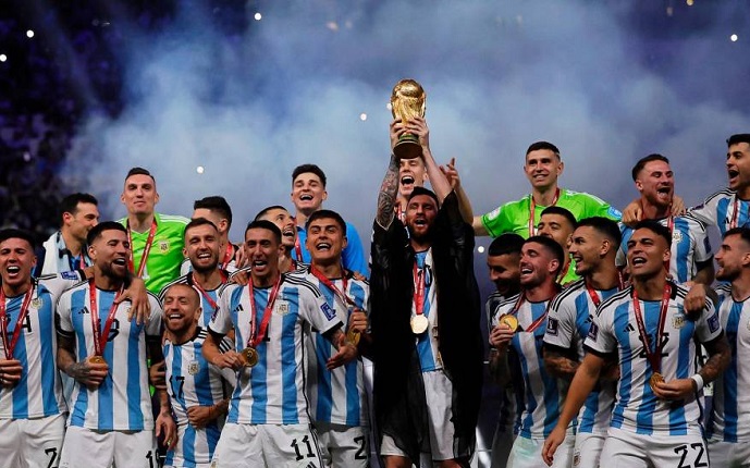 LOS UNOS Y LOS TODOS. Tras un partido histórico ante Francia, Argentina se convirtió en el nuevo Campeón del Mundo.