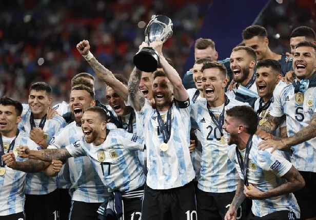 ARGENTINA GOLEÓ A ITALIA 3-0 Y SE QUEDÓ CON LA COPA DE FINALISSIMA. Merecido triunfo de la celeste y blanca.