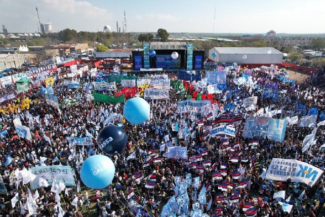 MASSA Y KICILLOF DESBORDARON ENSENADA. Más 45.000 personas acompañaron a los candidatos de Unión por la Patria.