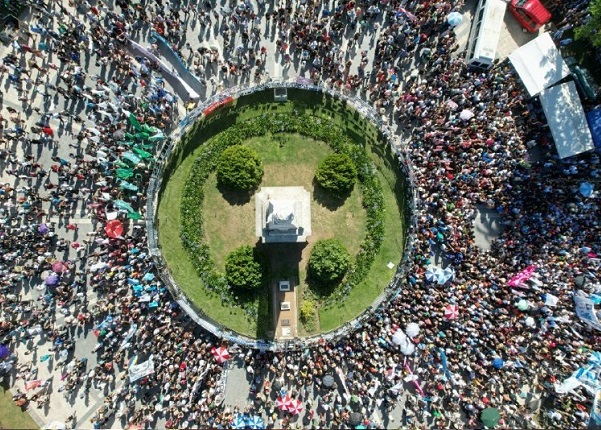 CONMOVEDORA DESPEDIDA A HEBE DE BONIFINI EN PLAZA DE MAYO. Una multitud se hizo presente en la tradicional marcha de los jueves.
